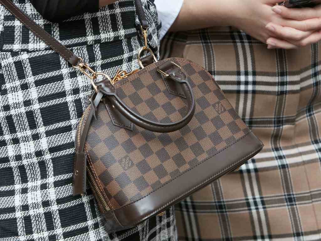 Necessaire Louis Vuitton Branca Xadrez - Own Style