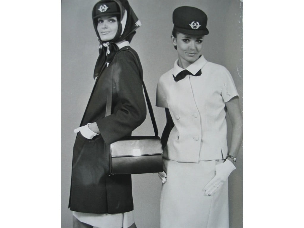 A marca criou uniformes para comissários de bordo da Air France em 1968. Clique na imagem e confira mais criações da Balenciaga! (Foto: Reprodução/Instagram @cristobalbalenciagamuseoa)