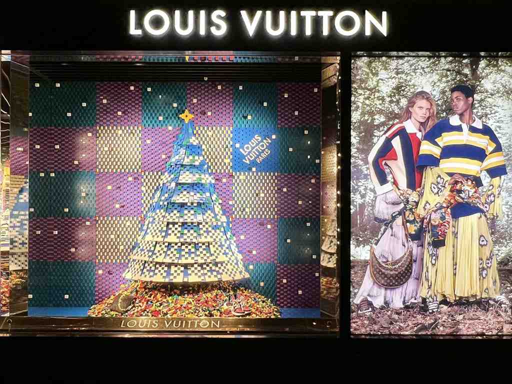 Vitrine de natal Louis Vuitton em parceria com a Lego. Clique na imagem e descubra todos os produtos da marca no nosso site. (Foto: Reprodução/www.hypebeast.com)