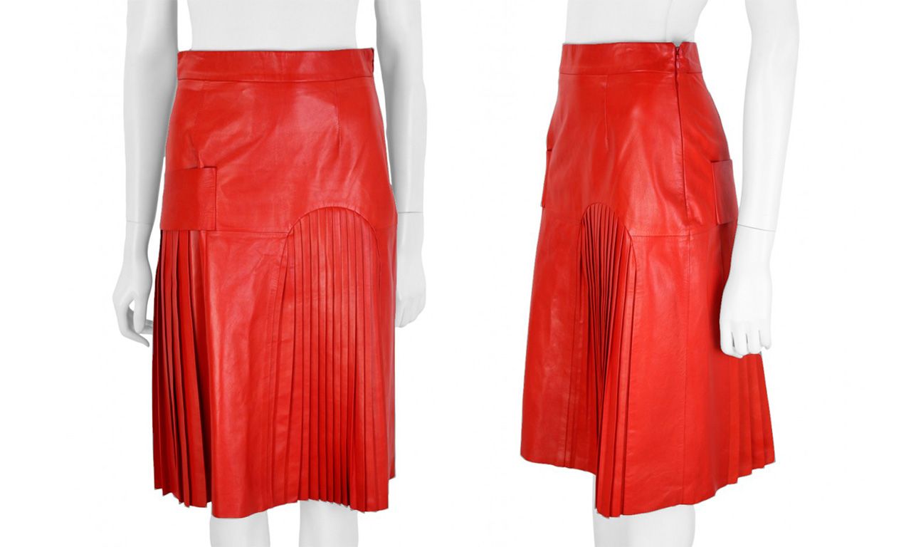 Montagem com duas imagens da Saia Givenchy Couro Vermelha.