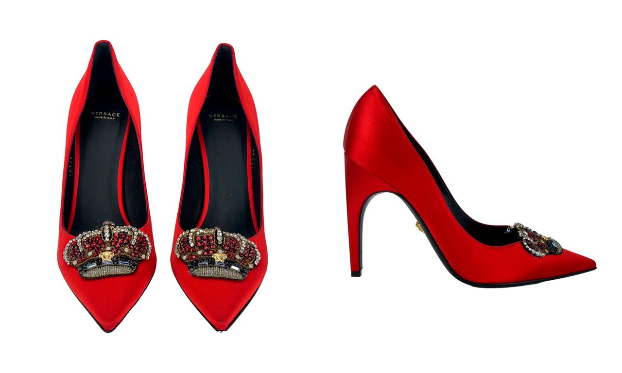 Montagem com duas imagens do 
Sapato Versace Rock N' Royalty Cetim Vermelho.