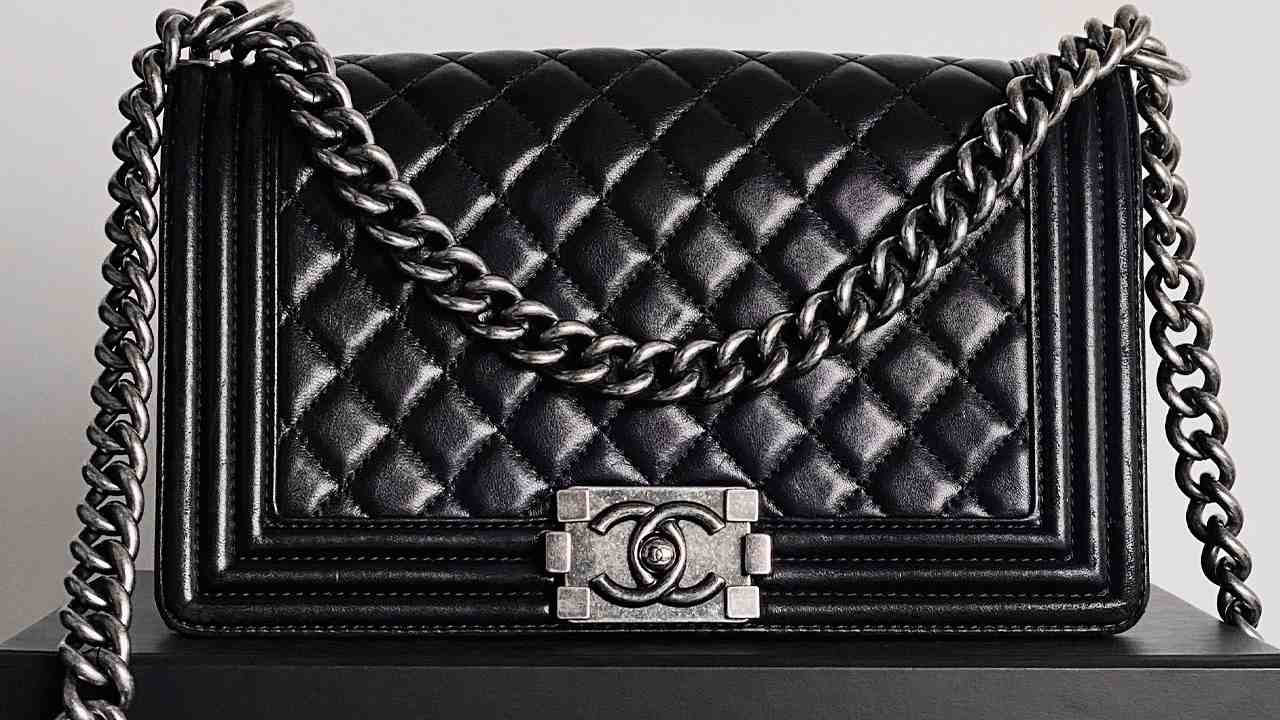 Bolsa Chanel Boy Etiqueta Única. Clique na imagem e confira mais modelos de bolsa Chanel no Black Month!