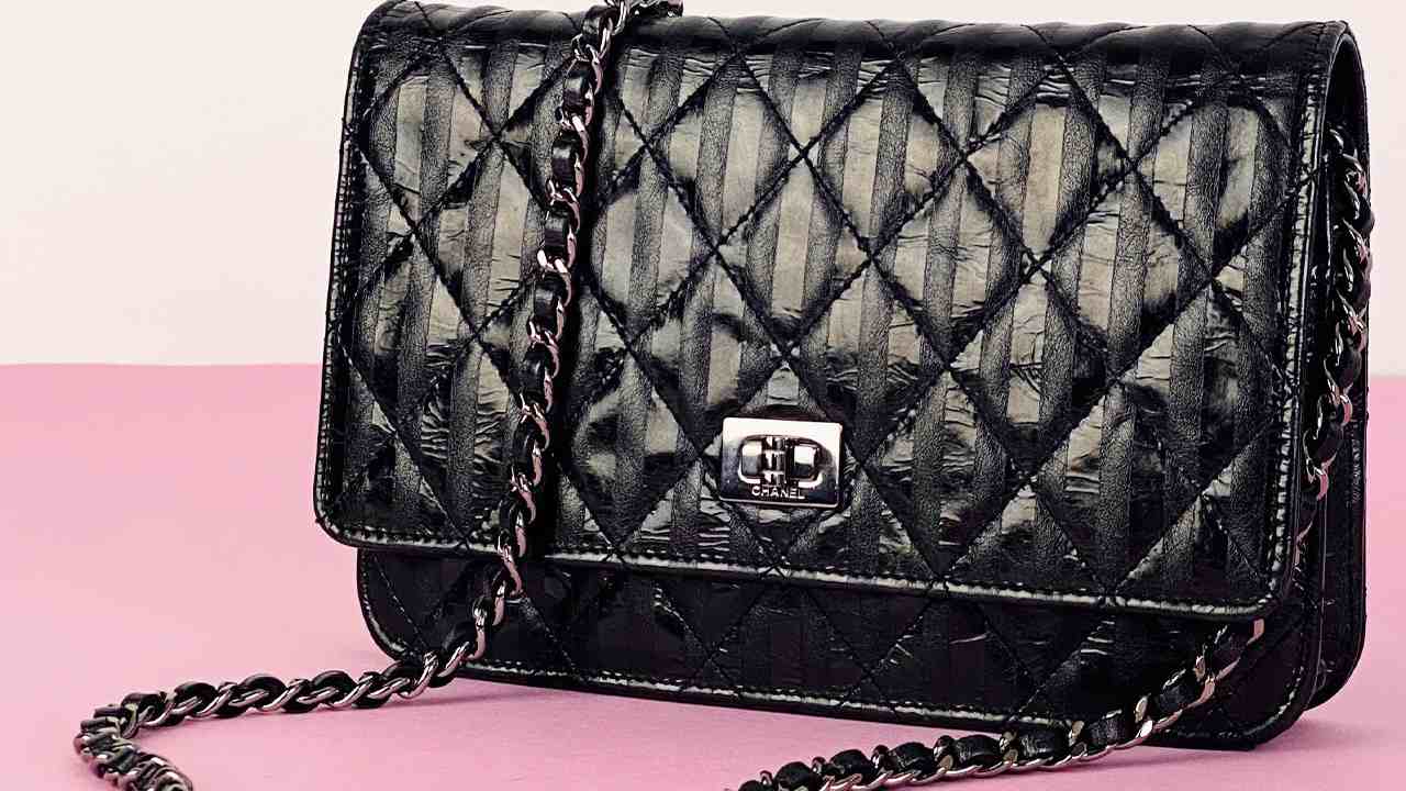 Bolsa Chanel WOC Etiqueta Única. Clique na imagem e confira mais modelos de bolsa Chanel no Black Month!