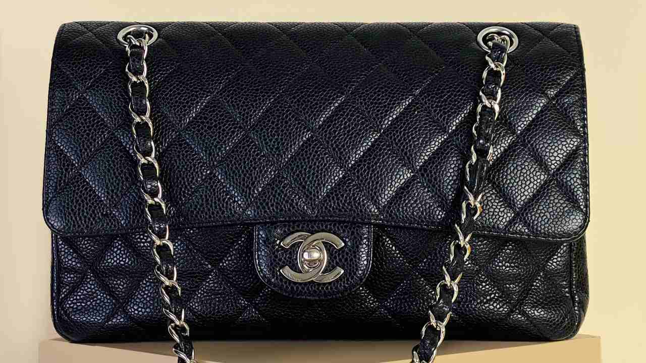Bolsa Chanel Double Flap Etiqueta Única. Clique na imagem e confira mais modelos de bolsa Chanel no Black Month!