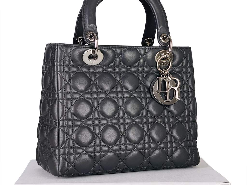 Bolsa Lady Dior. Clique na imagem e confira mais modelos de bolsas no Black Month!
