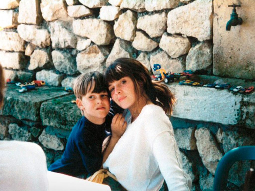 Foto de Jacquemus com sua mãe Valérie, responsável pelo nome da marca.