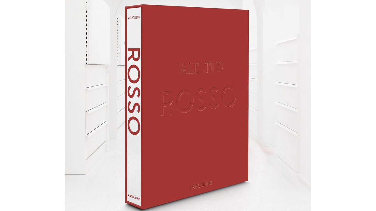O livro "Valentino Rosso".  Clique na imagem e confira criações da marca! (Foto: Reprodução/Instagram @assouline)