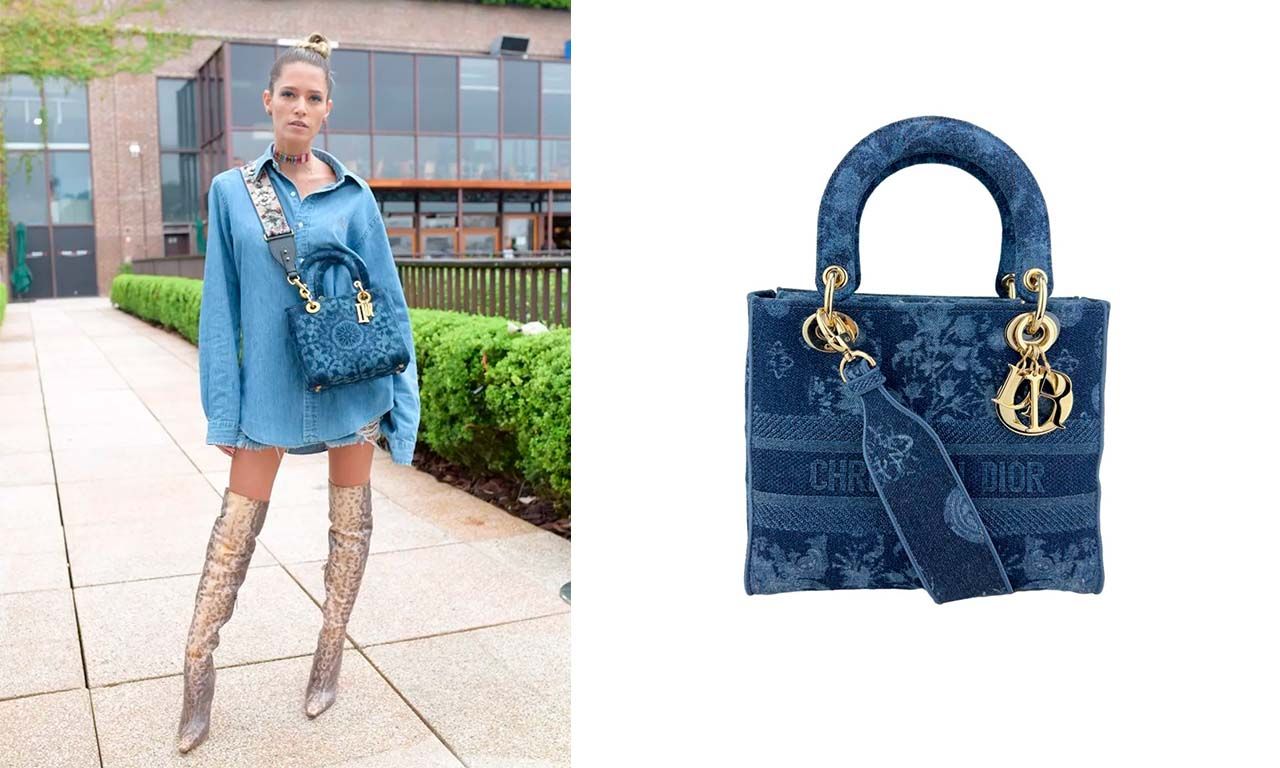 Montagem com duas imagens:  a primeira da influenciadora de moda Helena Bordon usando bolsa azul em um look todo jeans e a segunda da Bolsa com Alça Christian Dior Medium Floral Lady D-Lite Denim.