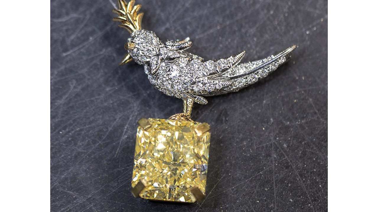 O icônico diamante amarelo Tiffany na peça "Bird on a Rock". Clique na imagem e confira criações da marca! (Foto: Reprodução/Instagram @tiffanyandco)