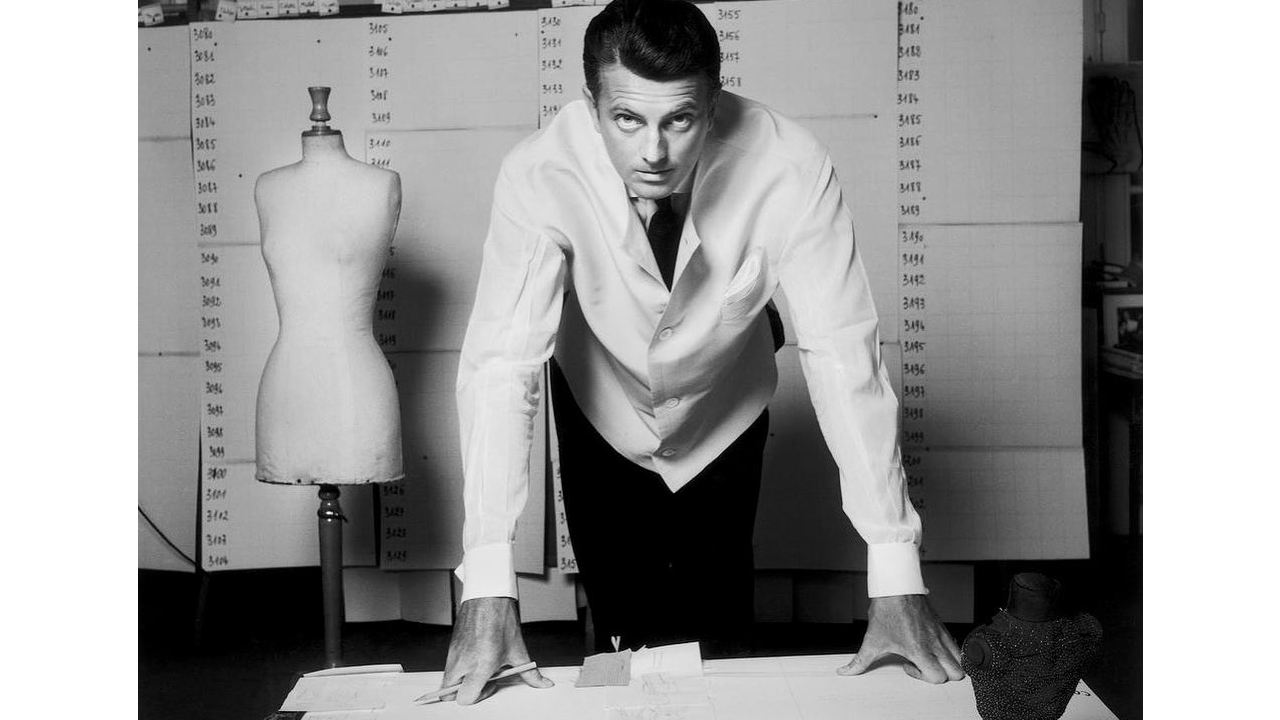 Hubert de Givenchy foi o responsável pela criação do chic desconstruído. Clique na imagem e confira criações da marca! (Foto: Reprodução/Instagram @atelierprk)