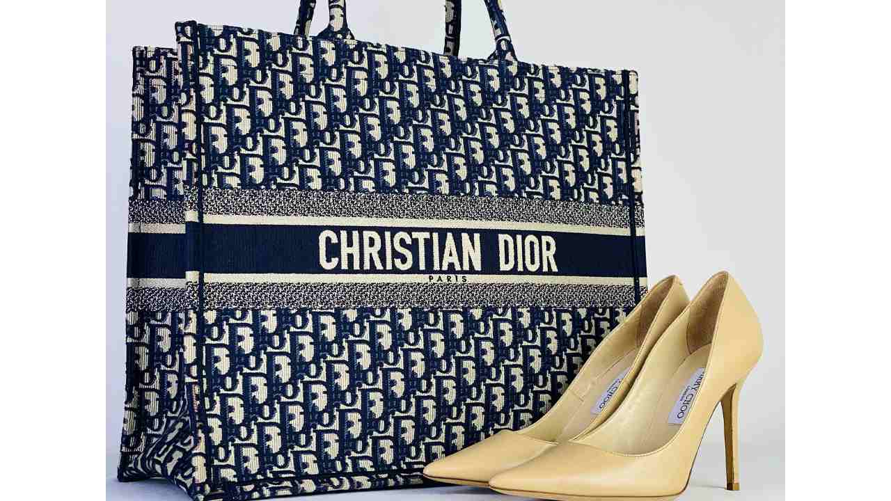 Bolsa Dior Book Tote. Clique na imagem e confira mais modelos da marca!