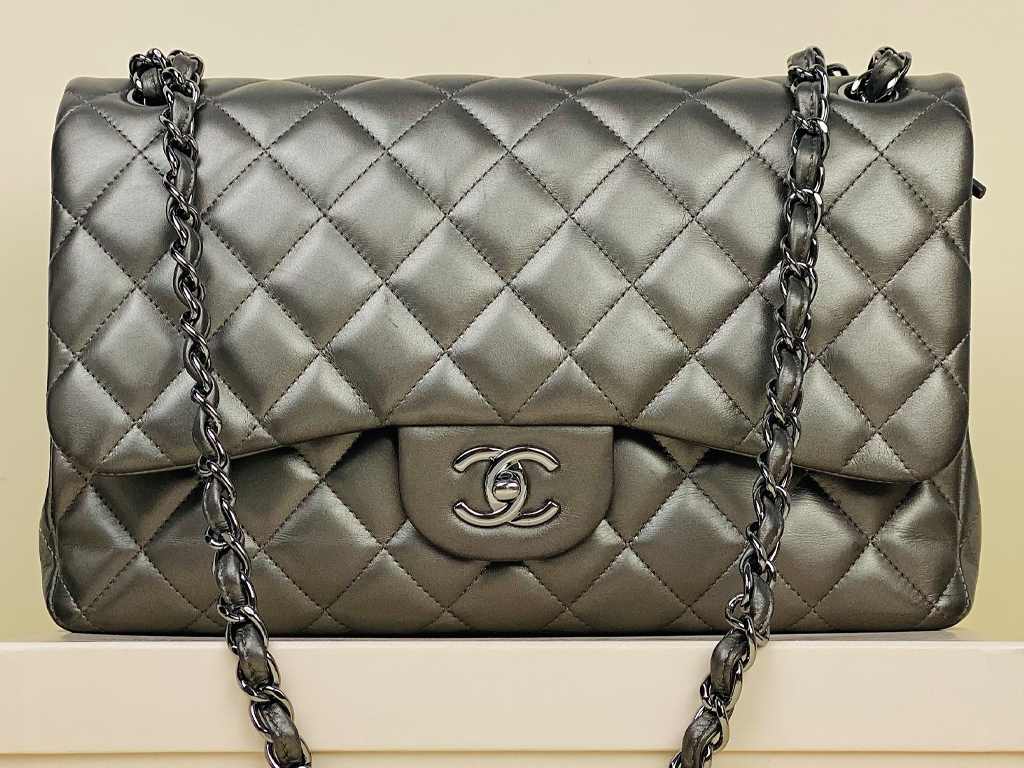 Imagem de uma Bolsa Chanel metalizada modelo double flap.