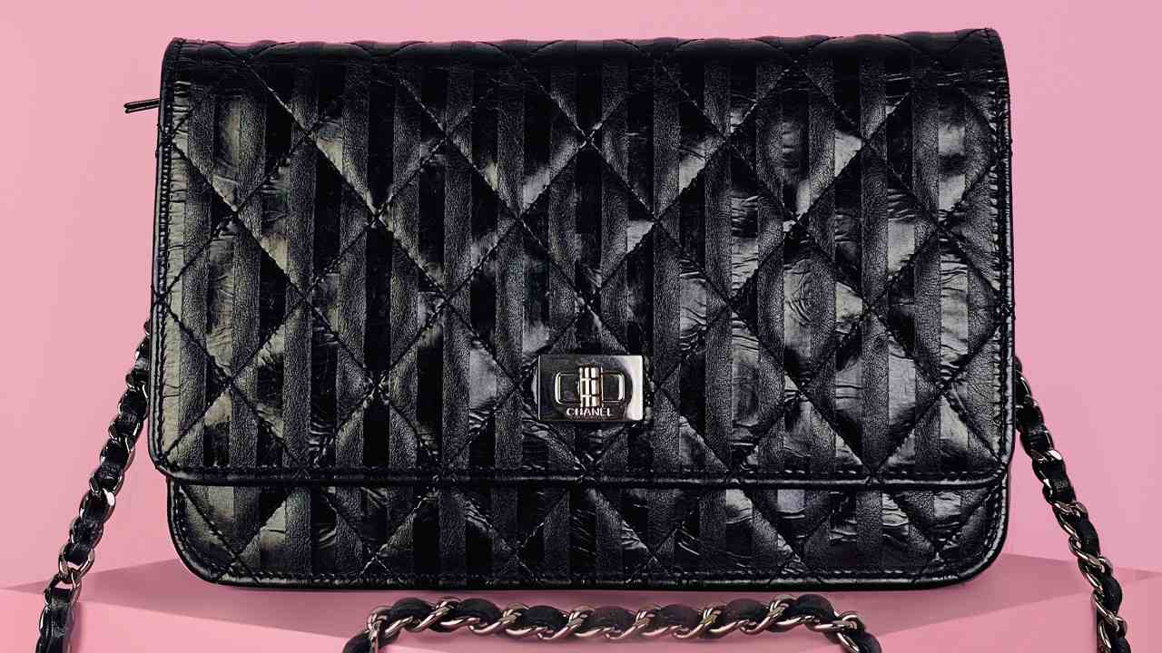 Clique na imagem e confira modelos de bolsa Chanel com os melhores preços de outlet!