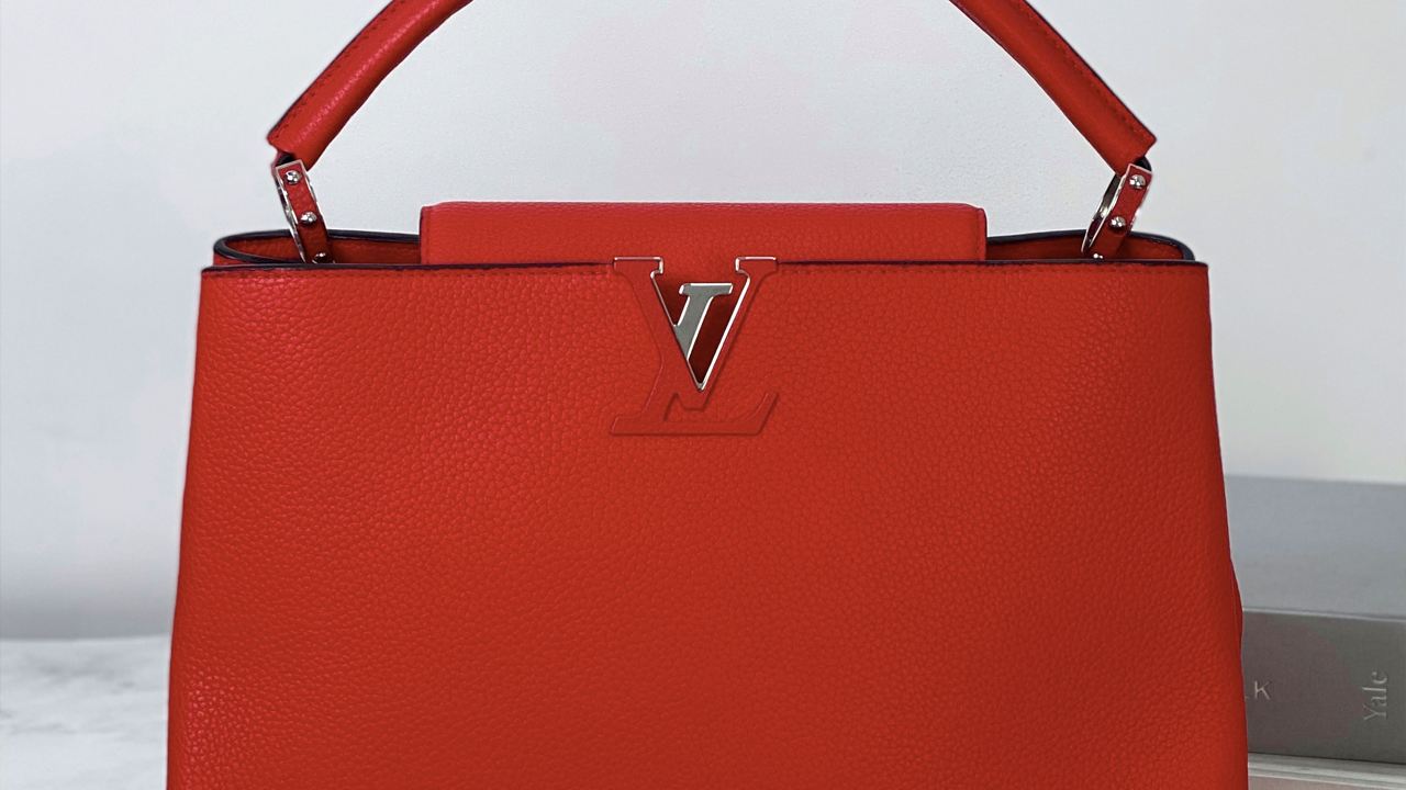 Bolsa Louis Vuitton Capucines. Clique na imagem e confira mais modelos de bolsas para investir na XMas Sale!
