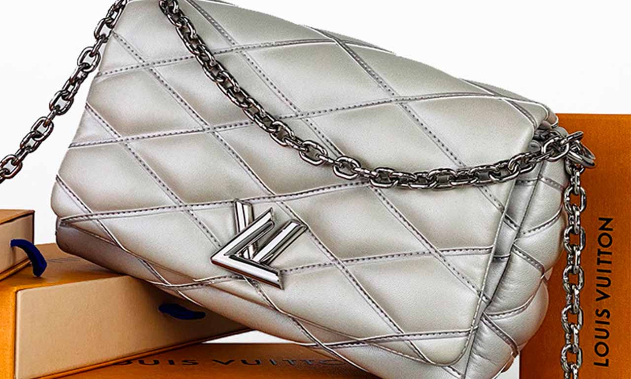 Foto da bolsa Louis Vuitton modelo Twist na cor prata em cima de caixas da marca.