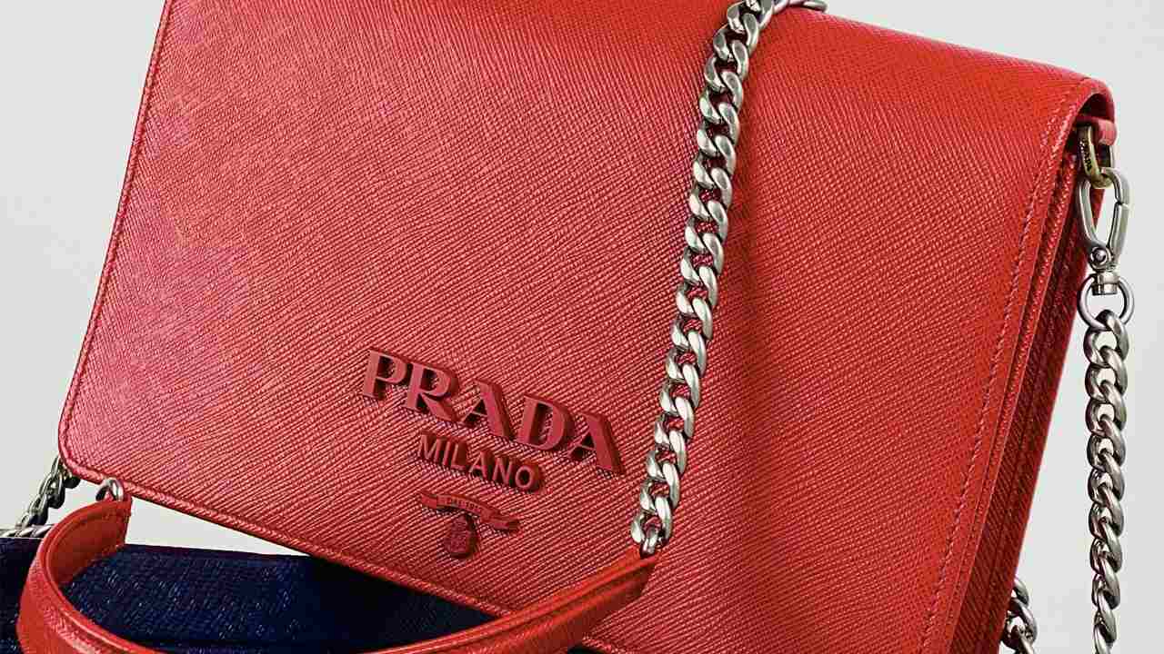 Clique na imagem e confira modelos de bolsa Prada com os melhores preços de outlet!