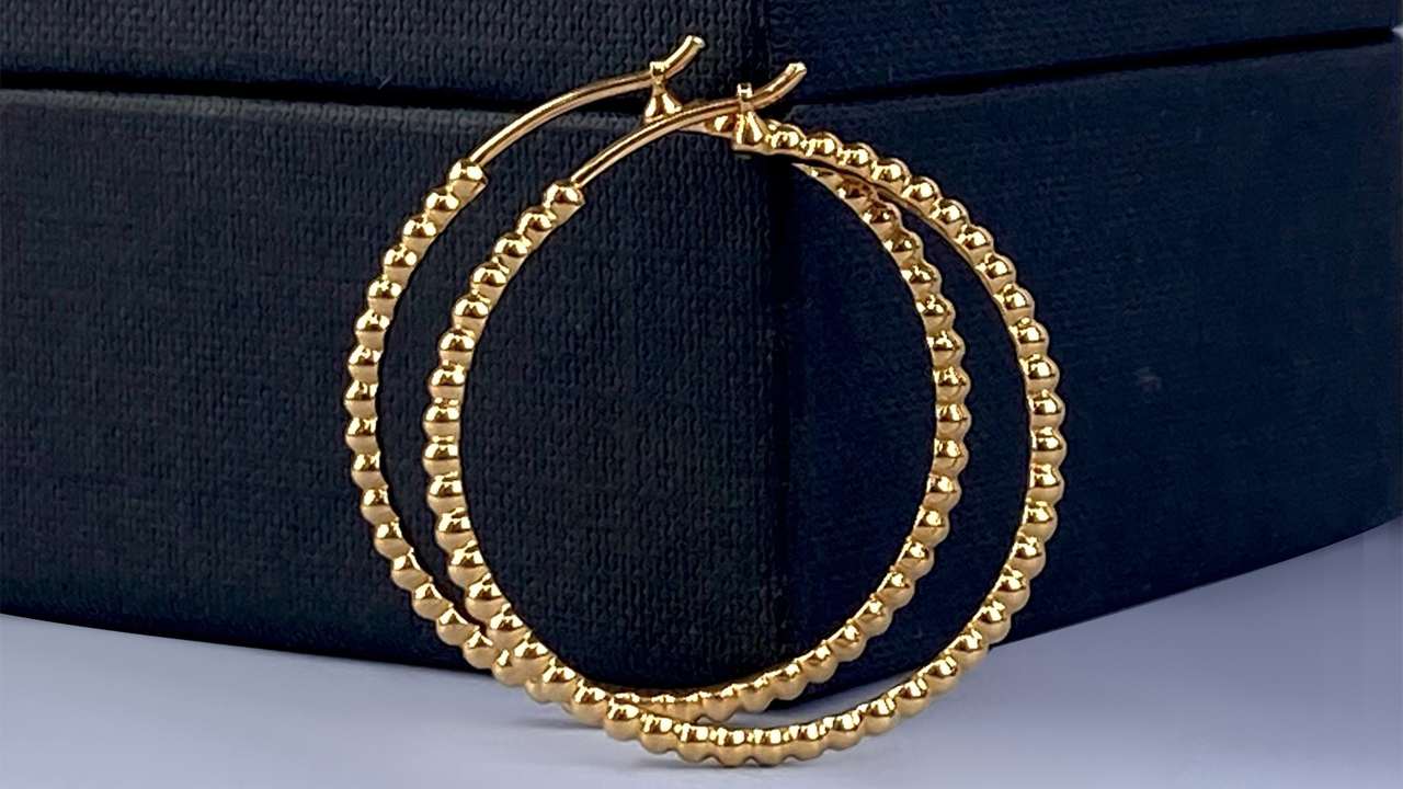 Bijoux douradas dão um up em qualquer visual e são perfeitas para os looks veraneios! Clique na imagem e confira peças similares.