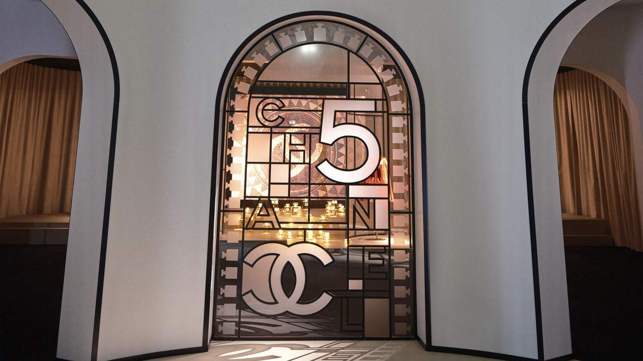 Exposição "Le Grand Número de Chanel". Clique na imagem e confira criações da maison! (Foto: Reprodução/Fashion Network)