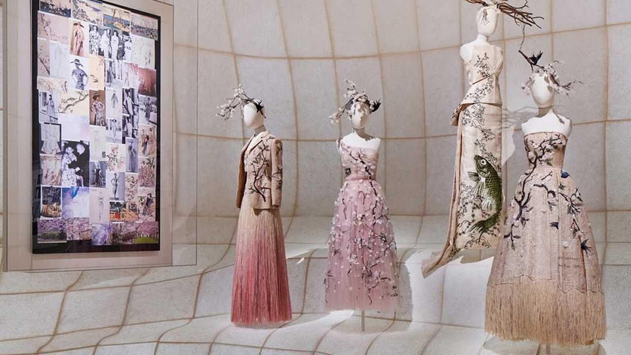 Exposição Dior: Designer of Dreams. Clique na imagem e confira criações da maison! (Foto: Reprodução/Instagram @dior)