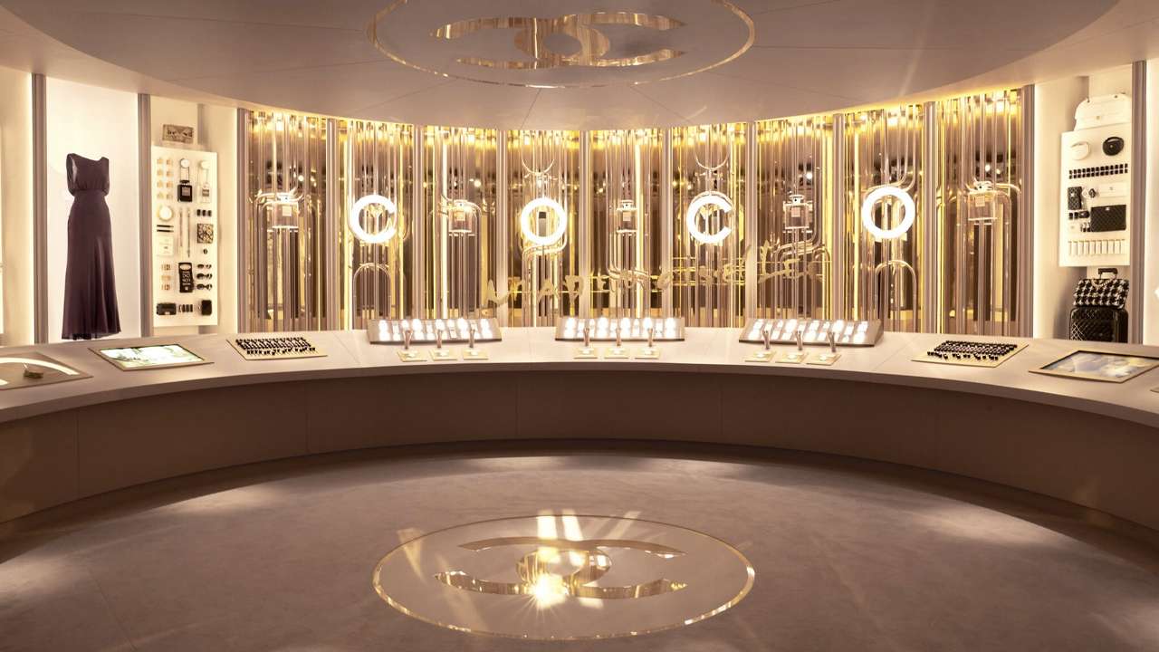 Exposição "Le Grand Número de Chanel". Clique na imagem e confira criações da maison! (Foto: Reprodução/Fashion Network)