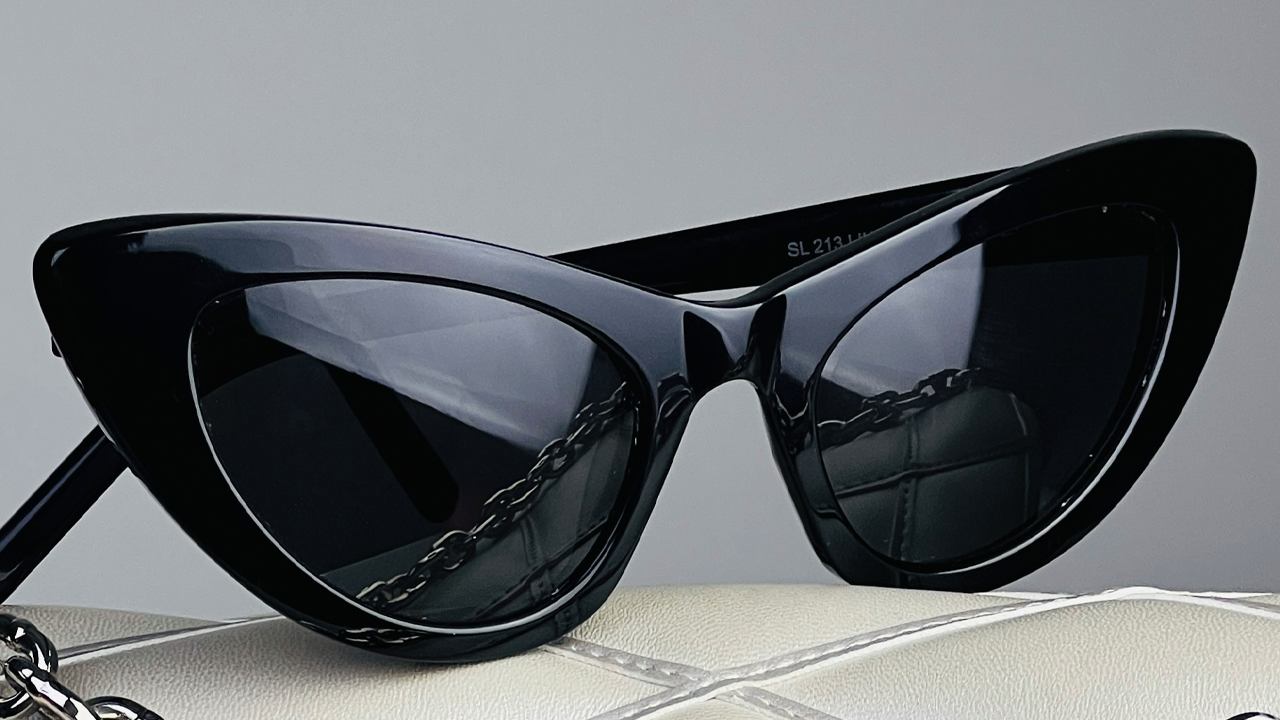 O óculos de sol é um dos acessórios mais necessários para o verão! Clique na imagem e confira peças similares.