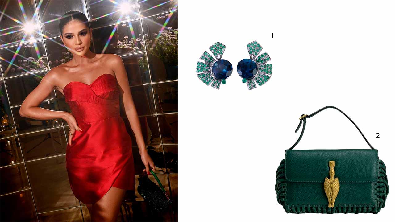 Montagem de fotos com a  influenciadora Thassia Naves  usando vestido curto vermelho ao lado de bolsa verde e brincos de safira e esmeralda.
