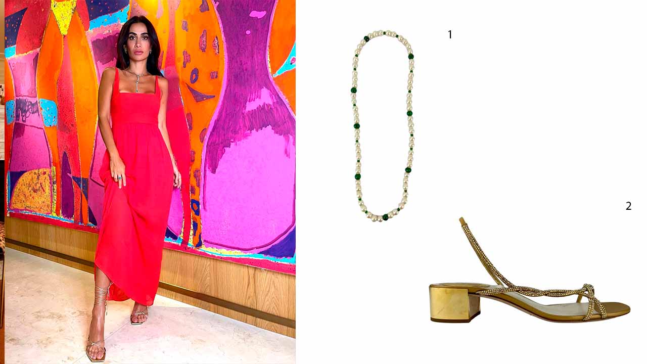 Montagem de fotos com a influenciadora Sílvia Braz  usando vestido longo vermelho ao lado de colar de pérola e esmeralda e sandália rasteira dourada.