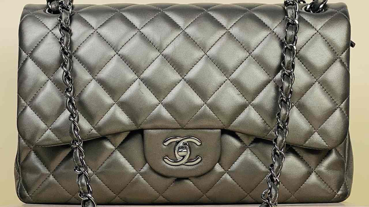 Bolsa Chanel Double Flap. Clique na imagem e confira mais modelos clássicos na Summer Sale!