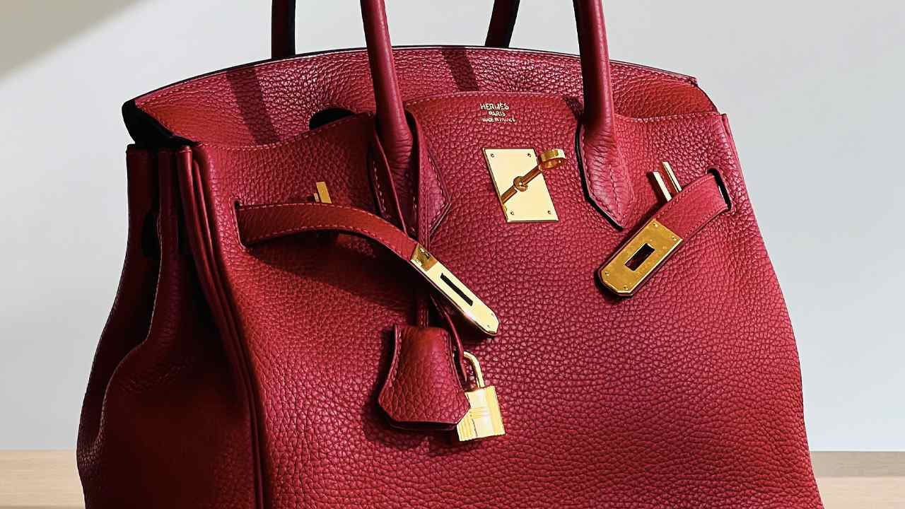 São necessárias 48h para confeccionar uma bolsa Birkin. Clique na imagem e confira mais modelos da Hermès!