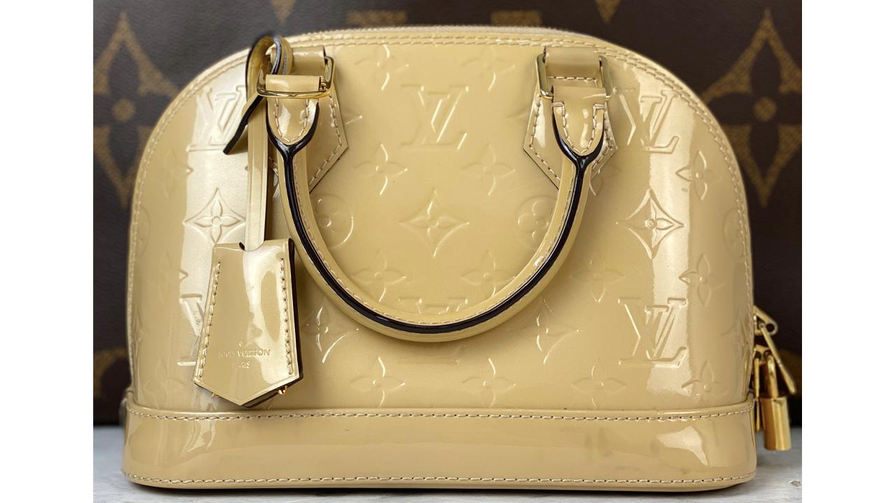Bolsa Louis Vuitton Alma. Clique na imagem e confira mais modelos clássicos na Summer Sale!