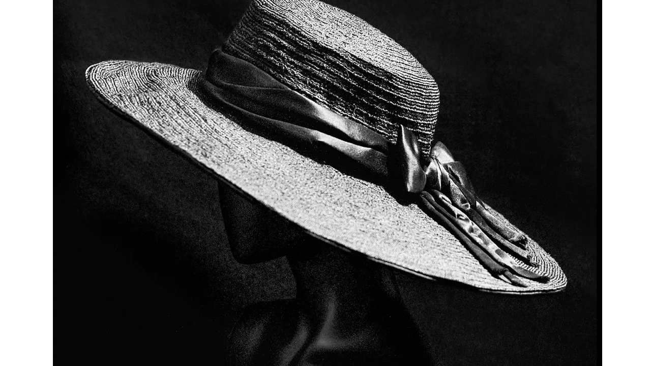 Coco Chanel começou sua jornada na moda criando e vendendo chapéus. Clique na imagem e confira criações da Chanel! (Fotos: Reprodução/Instagram @chanel_archive)