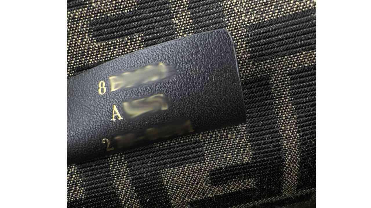 Modelos atuais de bolsas Fendi podem ter três tipos de etiqueta interna. sendo uma delas de couro.