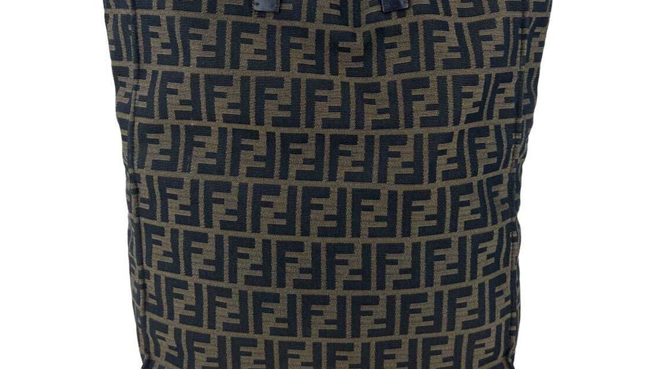 O logotipo em bolsas Fendi genuínas não devem parecer pixeladas.
