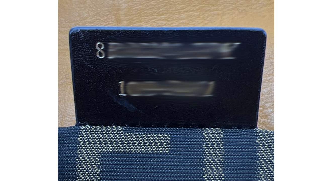 Modelos antigos de bolsas Fendi possuem apenas o número de série no bolso interno escrito em prata.