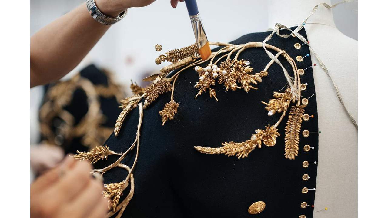 Um vestido elaborado pode levar 6.000 horas para ser confeccionado. (Foto: Reprodução/Instagram @schiaparelli)