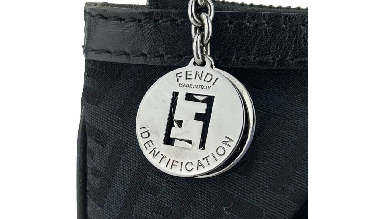 Todas as ferragens de bolsas Fendi devem conter o nome da marca.