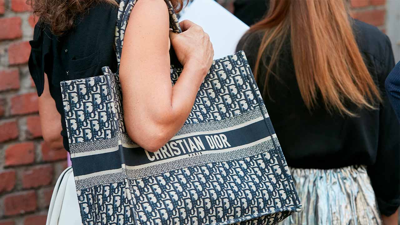 Bolsa Dior Book Tote: como usar a it bag de verão?