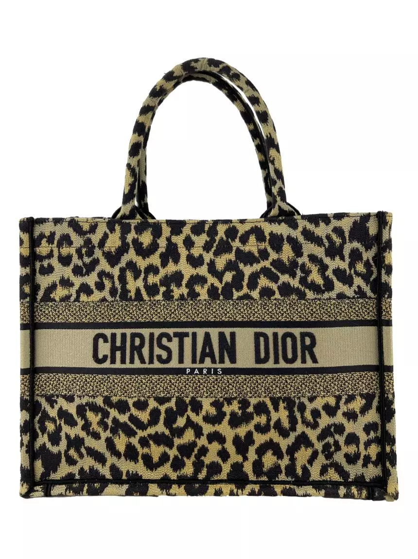 Bolsa Dior Book Tote com estampa de leopardo.