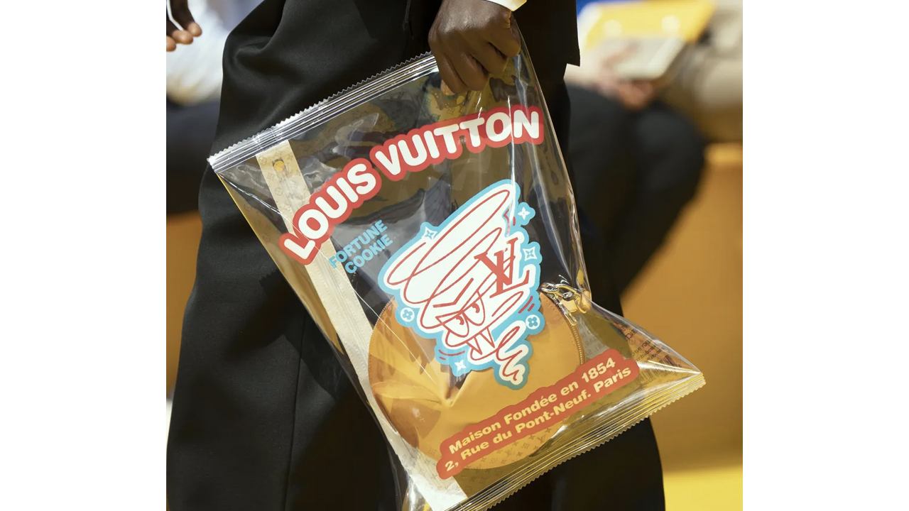 Bolsa em formato de biscoito da sorte da Louis Vuitton na passarela. Clique na imagem e confira mais peças da marca! (Foto: Reprodução/Vogue Brasil)