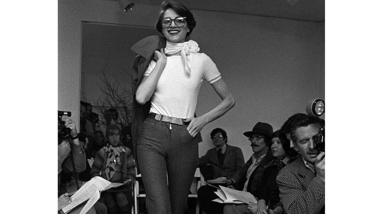 A Calvin Klein foi a primeira marca a colocar a calça jeans em um desfile. Clique na imagem e confira mais criações da marca! (Foto: Reprodução/ifaparis.com)