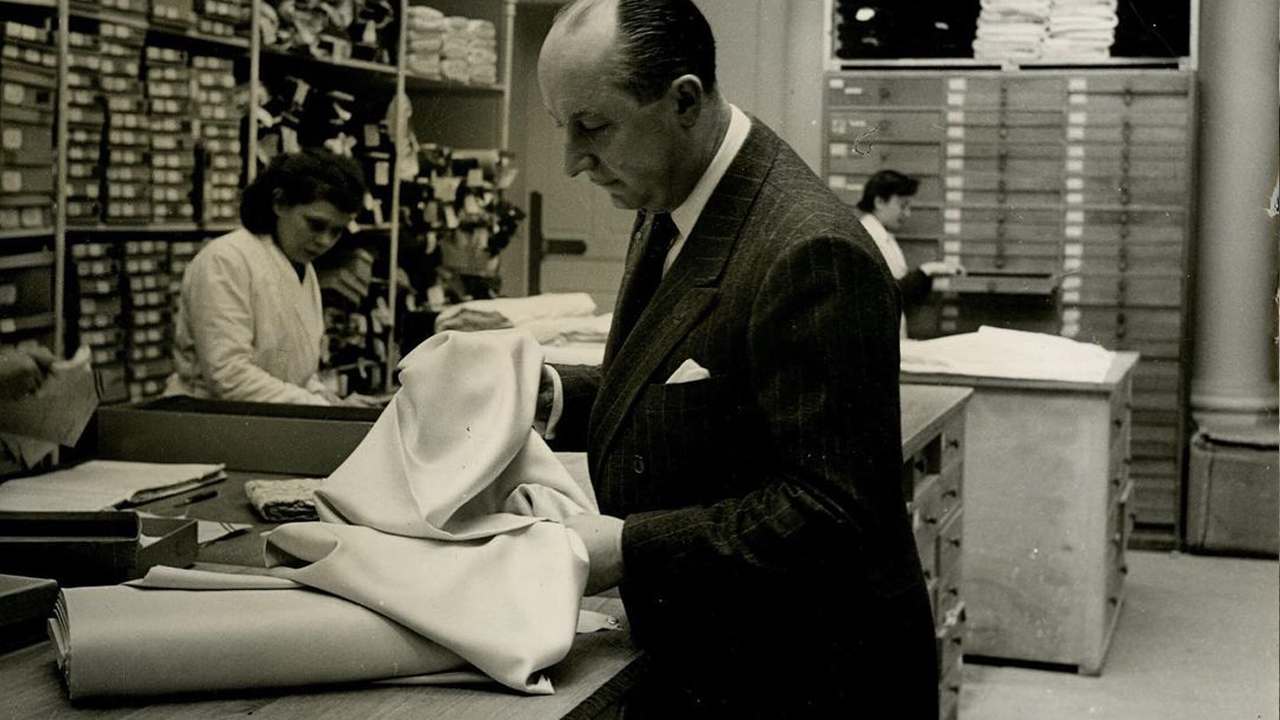 Antes de começar sua carreira na moda, Christian Dior tinha uma galeria de arte. Clique na imagem e confira criações da marca! (Foto: Reprodução/Instagram @museediorgranville) 