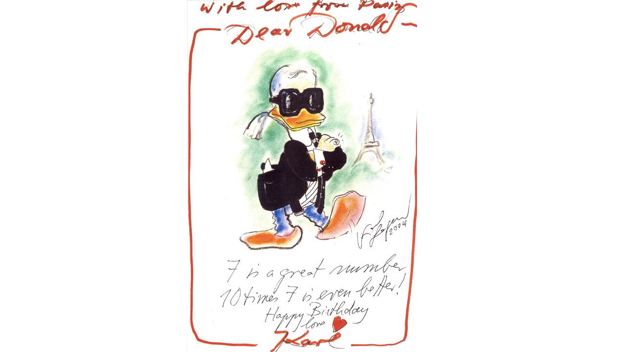 Ilustração do Pato Donald feita por Karl Lagerfeld em 2004. Clique na imagem e confira peças da marca! (Foto: Reprodução/WWD)