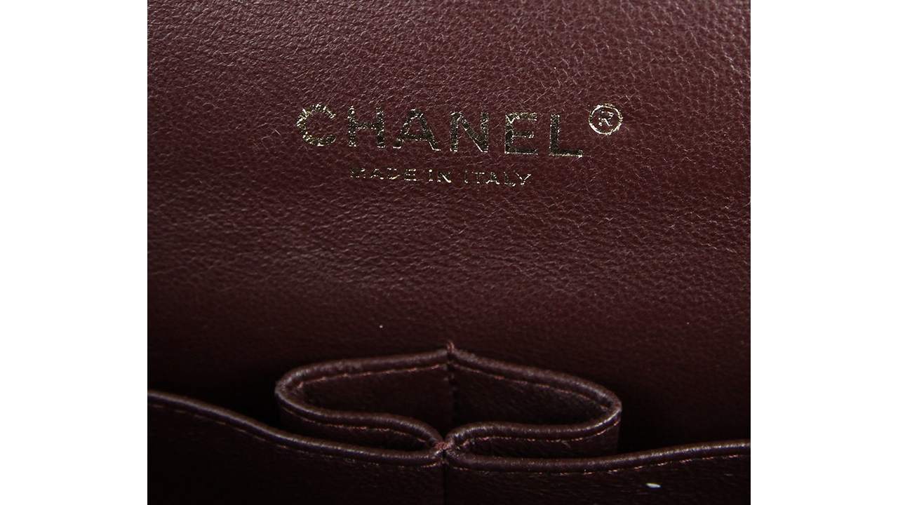 Um dos bolsos internos da Double Flap foi criado com intuito de guardar batom. Clique na imagem e confira mais bolsas Chanel!