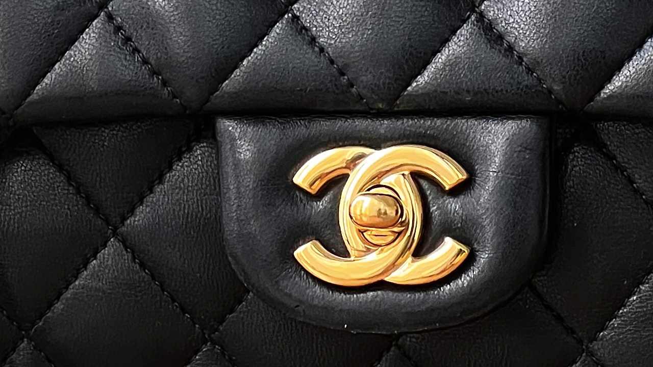 O fecho das bolsas Chanel deve fechar suavemente. Clique na imagem e confira modelos de bolsa Chanel!