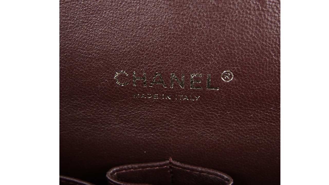 Além do selinho interno, as bolsas da Chanel possuem uma etiqueta interna com o nome da marca. Clique na imagem e confira modelos de bolsa Chanel! 