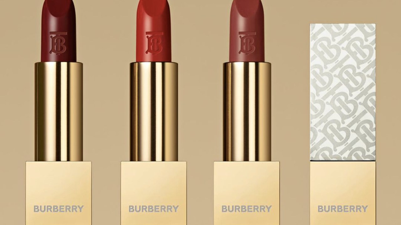 Batons da linha Burberry Beauty. Clique na imagem e confira mais criações da marca! (Foto: Reprodução/Instagram @burberrybeauty)