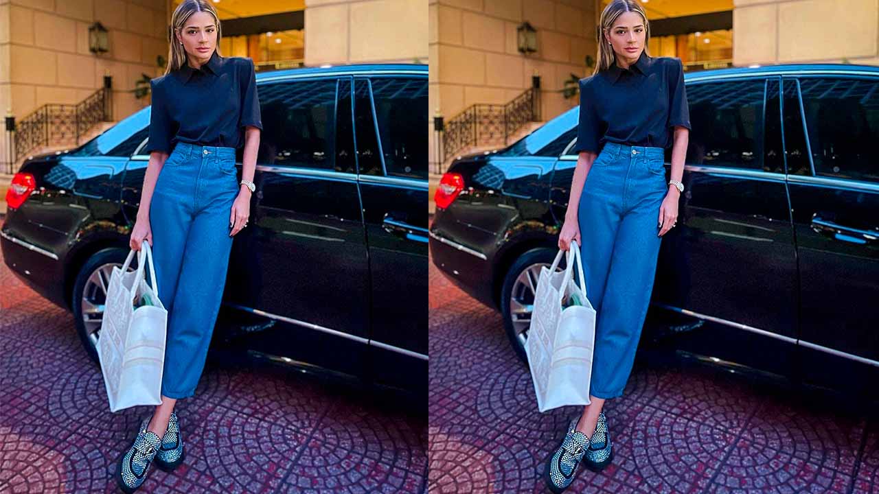 Montagem com duas fotos de mulher usando Bolsa Dior Book Tote com jeans e sapato mocasssim.