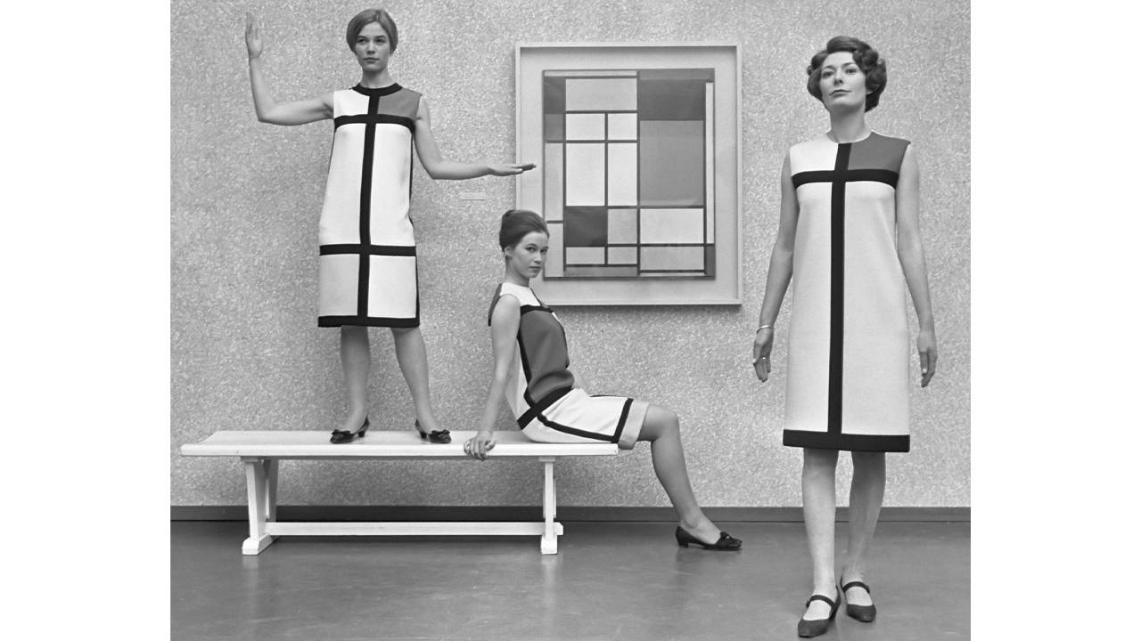 O vestido Mondrian foi um exemplo da junção de arte e moda. Clique na imagem e confira mais criações de Saint Laurent!