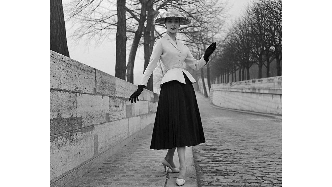 O New Look de Christian Dior revolucionou o mundo da moda. Clique na imagem e confira mais criações de Christian Dior! (Foto: Reprodução/Instagram @passarelando)