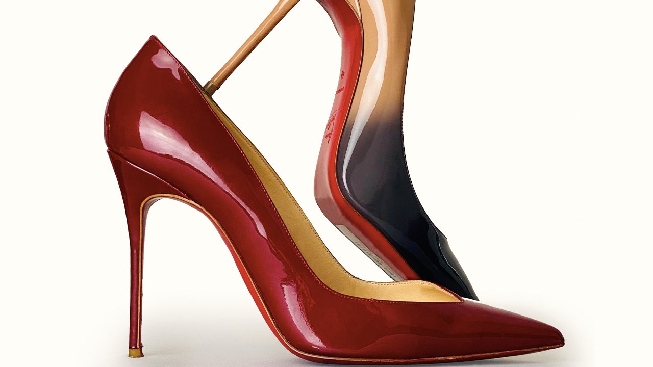 Sapatos Christian Louboutin. Clique na imagem e confira peças similares!